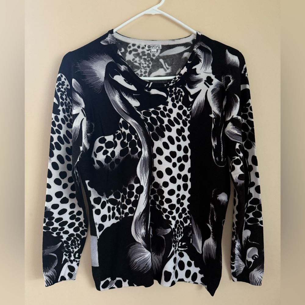 💜 Chagall Black and White Animal Print Top
Size Medium💜💜💜